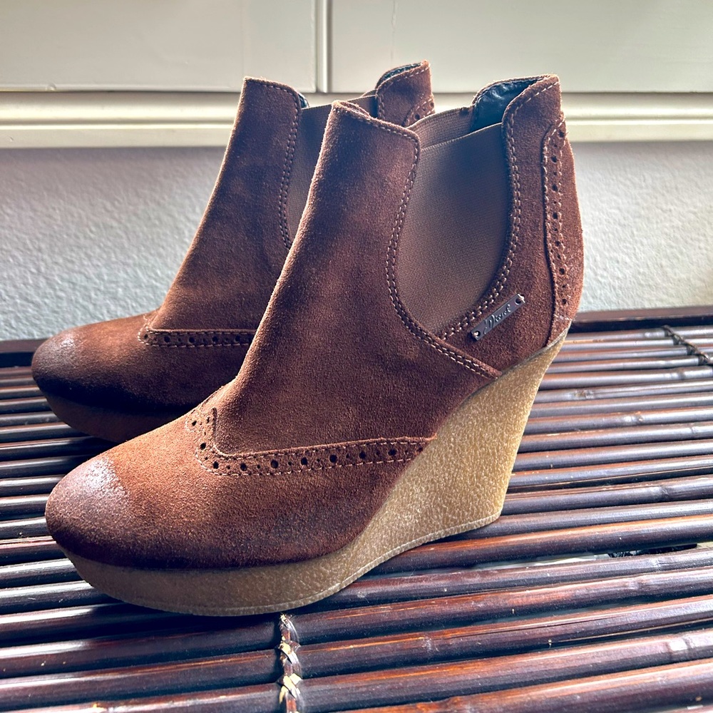 Diesel closed toe with rubber wedged soles 😍 European size 37